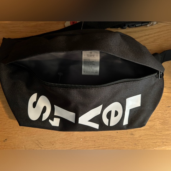 Levis Logo Black Waist Belt Bag - Unisex - Picture 4 of 6